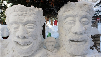 Turqi, tregtari realizon skulptura nga dëbora