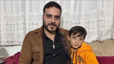 Bayrampaşa'da ambulansa yol açmak için trafiği yönlendiren çocuk ve babası konuştu