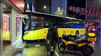 Kartal'da binaya çarpan İETT otobüsünde 6 yolcu yaralandı
