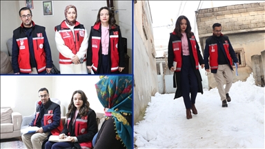 "Kırmızı yelekliler" ihtiyaç sahiplerine sosyal destek için karlı yolları aşıyor