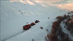 Ağrı'da "kar kaplanları" kesintisiz ulaşım için gece gündüz çalışıyor