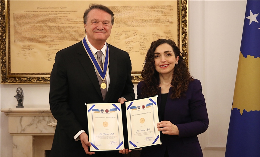 Administratorit sportiv nga Turqia, Hasan Arat, i ndahet medalja presidenciale në Kosovë