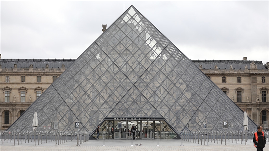 Fransa'daki dünyaca ünlü Louvre Müzesi, çalışanların grevi nedeniyle ziyarete kapalı