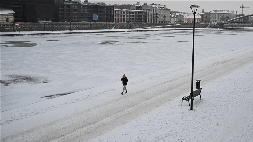 Vala e të ftohtit arktik evropian arrin në Poloni  ndërsa lumi Vistula ngrin në Krakow