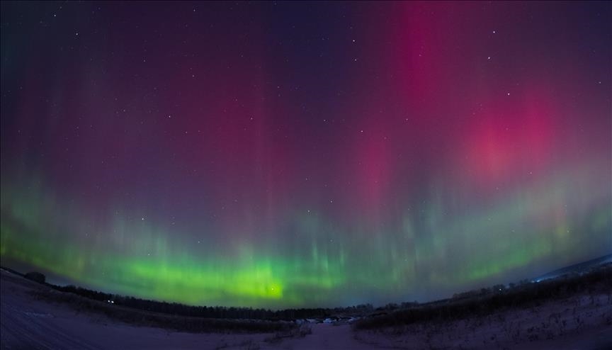 Aurorat shumëngjyrëshe të Dritave Veriore  krijuan skena mbresëlënëse në kryeqytetin e Islandës