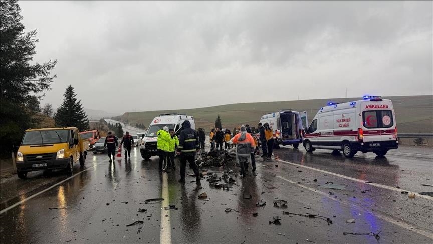 Li Adiyemanê otobêseke rêwiyan û otomobîlek li hev qelibîn, 3 kes mirin