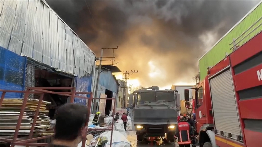 Mersin'de geri dönüşüm fabrikasının deposundaki yangına müdahale ediliyor