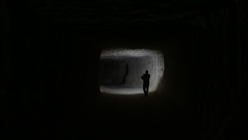 AA, terör örgütü YPG/SDG’den kurtarılan Şeyh Maksud Mahallesi'nde evlerin altına açılan tünelleri görüntüledi