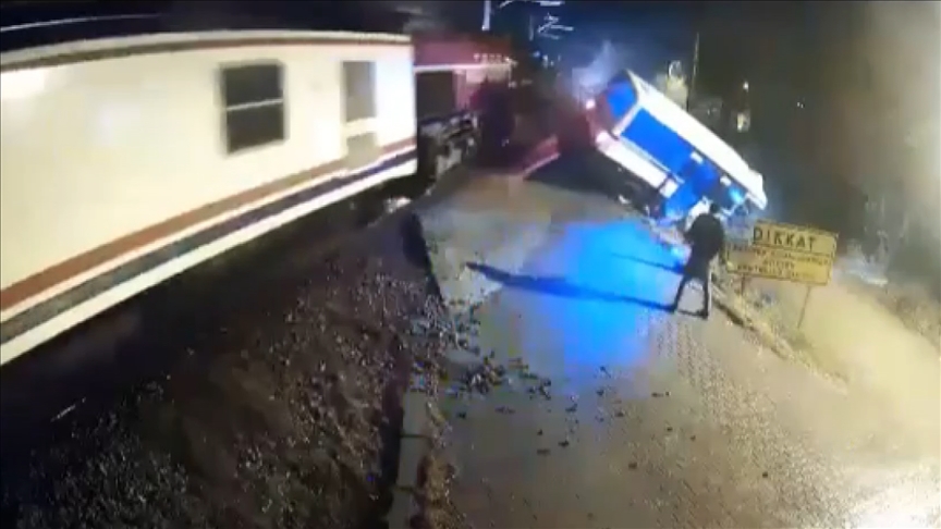 Hemzemin geçitte trenin çarptığı minibüsün sürücüsünün son anda kurtulması kamerada