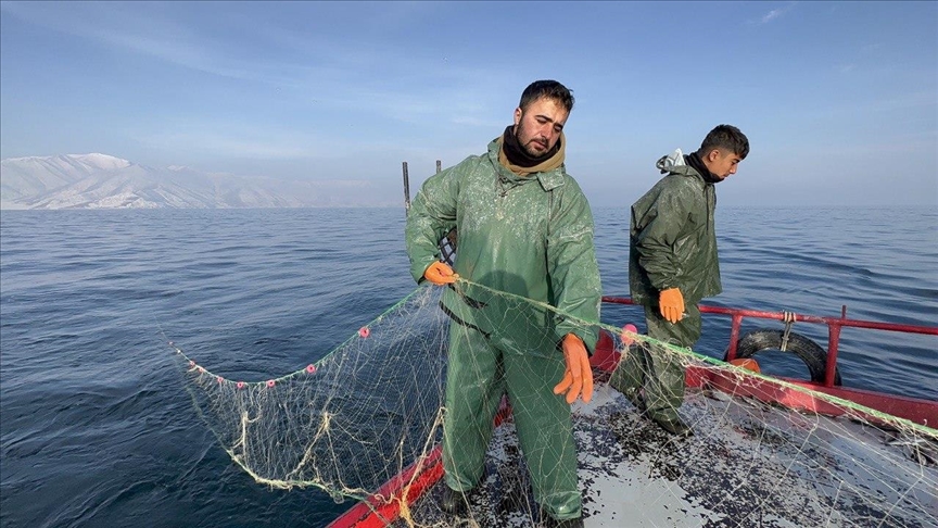 طلبا للقمة العيش.. أتراك يتحدون الصقيع ليصطادوا الأسماك في وان