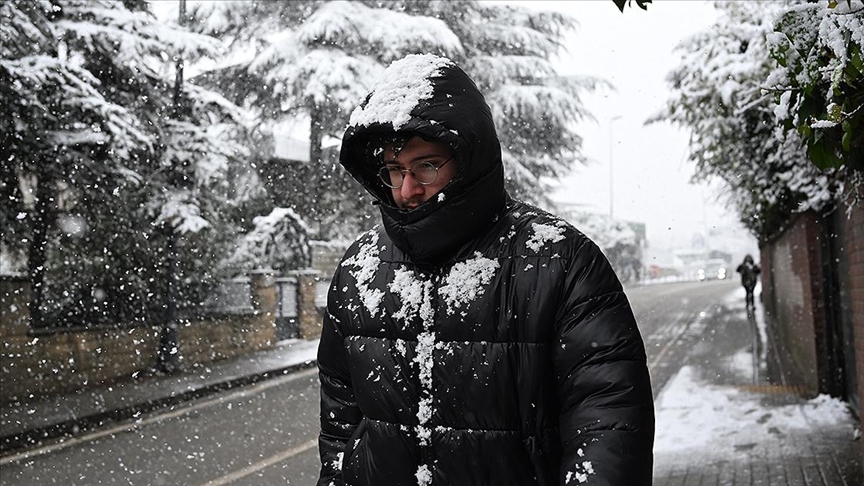 İstanbul'un bazı ilçelerine kar yağmaya başladı