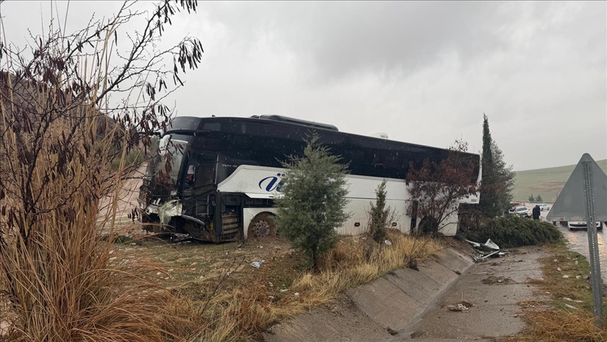 Li Adiyemanê otobêseke rêwiyan û otomobîlek li hev qelibîn, 3 kes mirin