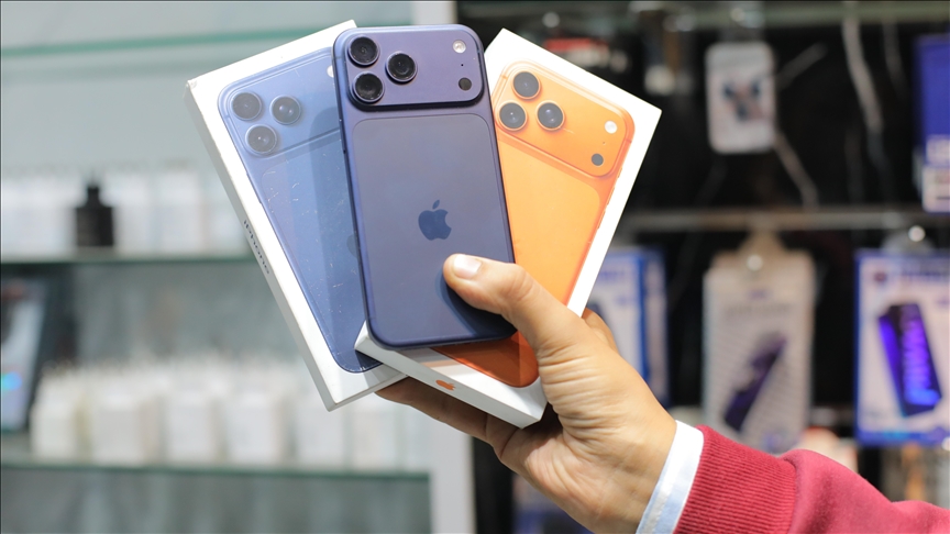 Global smartphone shipments grew 2% in 2025, with Apple as market leader