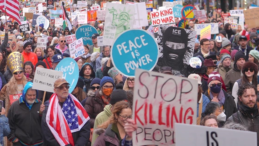 ABD'nin New York kentinde binlerce kişi, ICE yetkilisinin bir kadını öldürmesini protesto etti