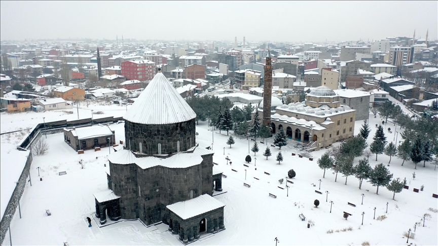 Li 5 parêzgehên Rojhilatê ji ber berfê rêya 220 cih û waran girtî ye