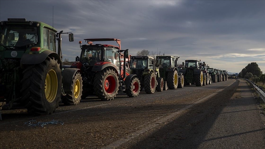 France / Colère des agriculteurs : une cinquantaine de ballots de paille incendiés sur l’A64 près de Toulouse