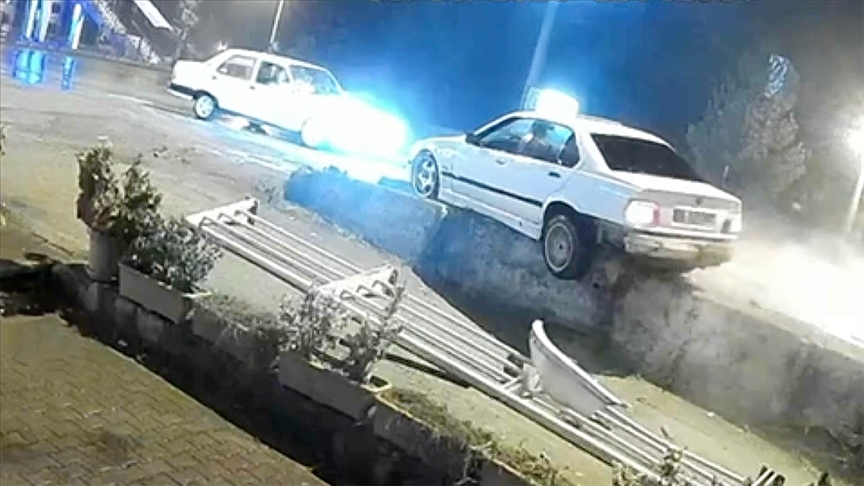 Karabük'te otomobilin korkuluklara çarpma anı kamerada