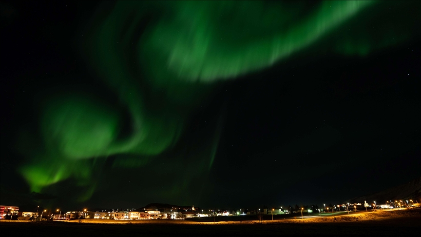 Aurorat shumëngjyrëshe të Dritave Veriore, krijuan skena mbresëlënëse në kryeqytetin e Islandës