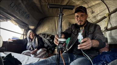 حين يعز العلاج.. مضخة الإطارات تعوض مولّد الأكسجين في غزة