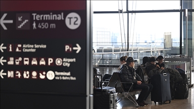 Frankfurt Havalimanı’nda zorlu kış şartları nedeniyle uçuşlarda iptal ve gecikme yaşanıyor