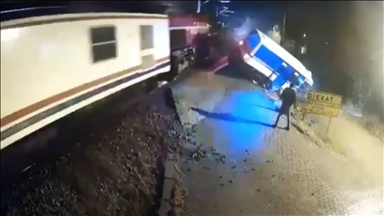 Hemzemin geçitte trenin çarptığı minibüsün sürücüsünün son anda kurtulması kamerada