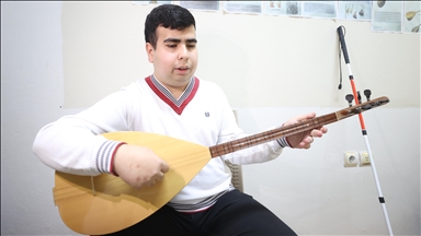 Bağlama çalan görme engelli Taha konser hayaliyle çalışmalarını sürdürüyor