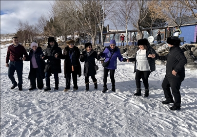 Turîstên ku tên ser Gola Çildirê ya qeşagirtî bi dilê xwe kêf û coşê dikin