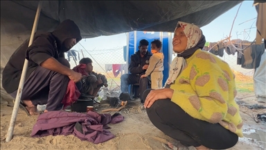 Görme engelli Filistinli anne-baba, derme çatma çadırlarında çocuklarının yardımıyla yaşamaya çalışıyor