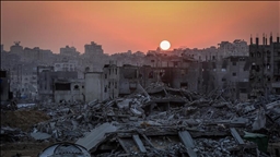 Burri nga Gaza zëvendëson makinën e oksigjenit me pompë gomash për të ndihmuar nënën të marrë frymë