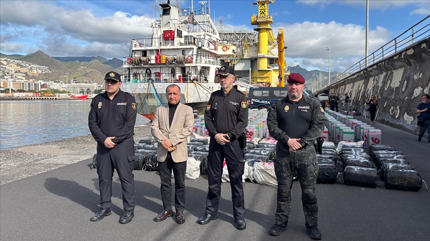 İspanyol polisi, Atlantik Okyanusu'ndaki ticari gemide yaklaşık 10 ton kokain ele geçirdi