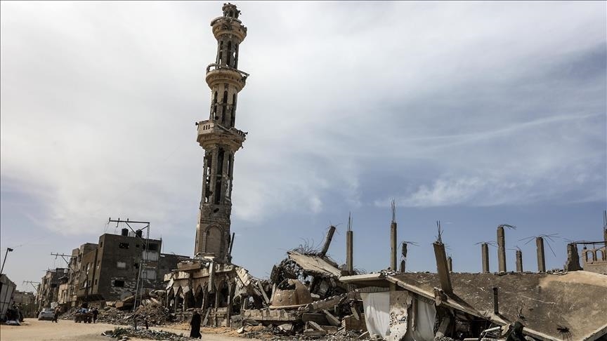 غزة.. مصرع فلسطيني إثر سقوط مئذنة مسجد قصفته إسرائيل سابقا 