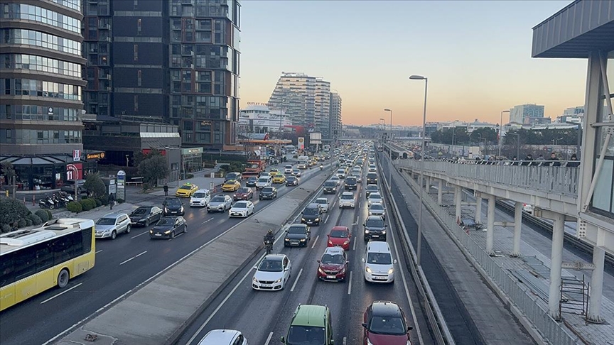 İstanbul'da sabah saatlerinde trafik yoğunluğu yaşanıyor