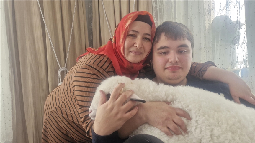 تعامله كطفل.. عائلة تركية تربي خروفا لمساعدة ابنها المصاب بالتوحّد