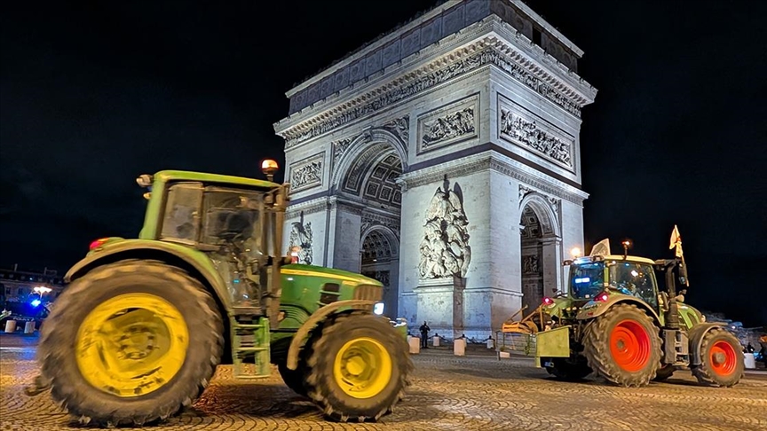 Fransa’da AB-MERCOSUR anlaşmasını protesto eden çiftçiler traktörleri ile Paris’e ulaştı