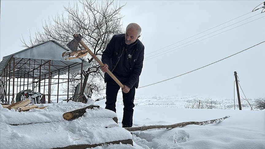 Yazın 2 bin nüfuslu köyde kışın yalnızca muhtar ve ailesi yaşıyor