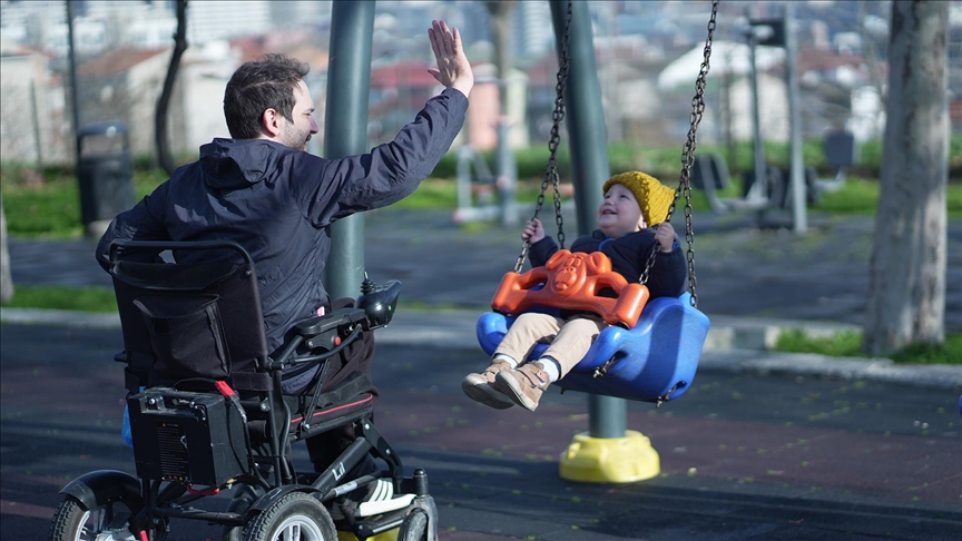Azerbaycanlı engelli baba, oğluna gözü gibi bakıyor