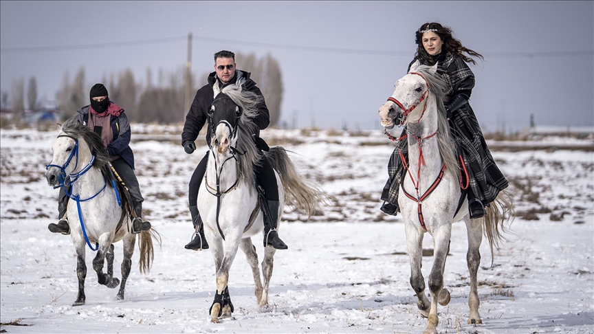 Erzurum'da kar ve buzda atlı safari keyfi