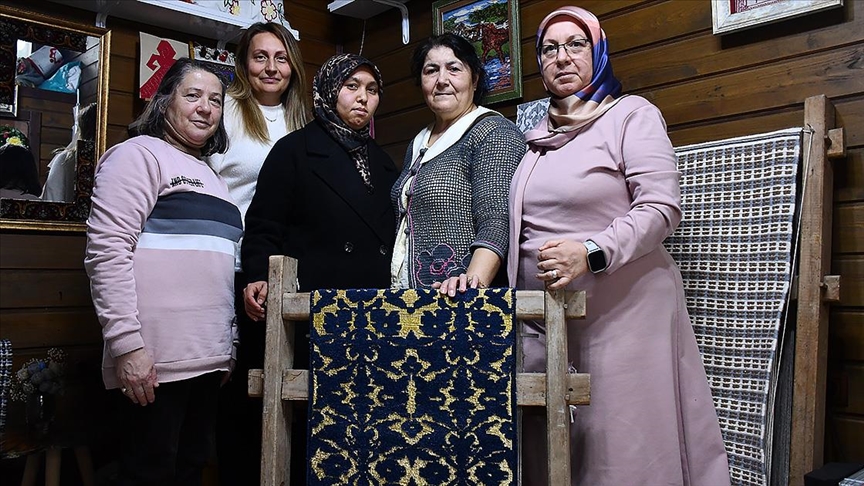 Bilecik'te 6 ayda dokunan "kadife çatma" halısı için ip kesme töreni düzenlendi 