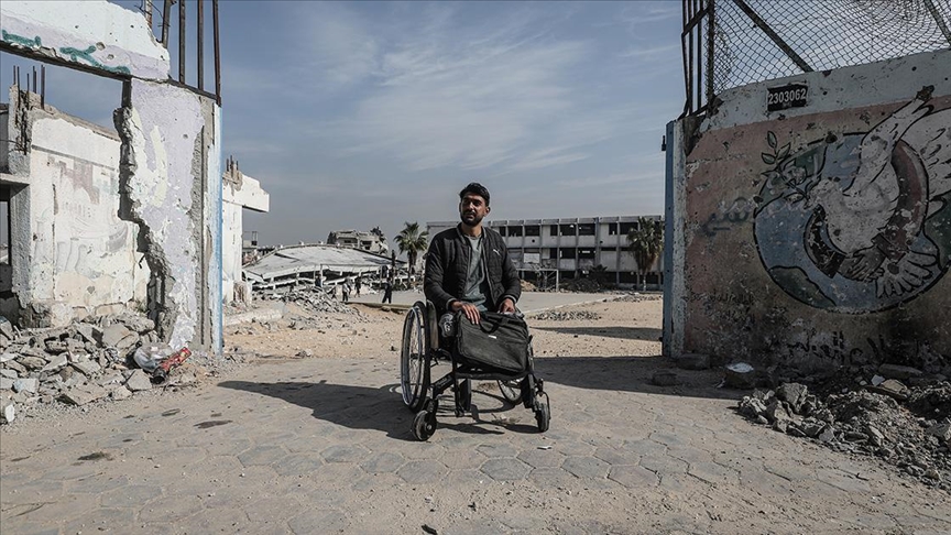 İsrail saldırısında iki bacağını kaybeden Gazzeli öğretmen, eğitim hayatına döneceği günlerin hayaliyle yaşıyor