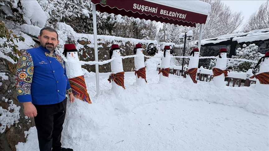 Ji berfê ekîba folklorê çêkir