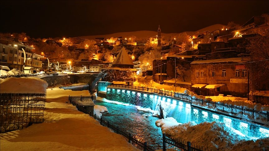 Li Bidlîsê avahiyên dîrokî bi berfê spîçîl bûn