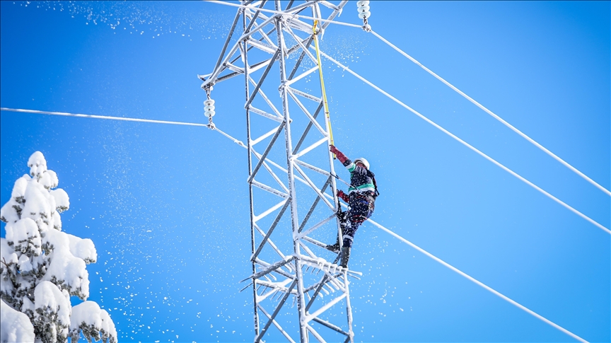 Uludağ'da elektrik dağıtım ekipleri kesintisiz enerji için zorlu koşullarda çalışıyor