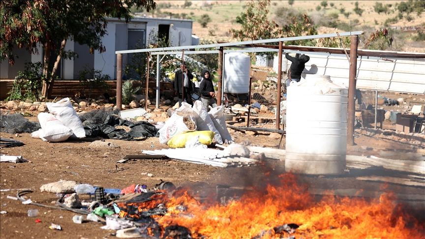 اعتداءات المستوطنين تهجر فلسطينيي "شلال العوجا" شرقي الضفة (تقرير)