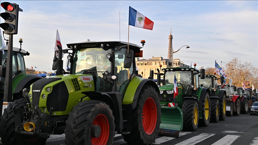 Stotine traktora u Parizu u znak protesta poljoprivrednika zbog sporazuma EU-a i Mercosura