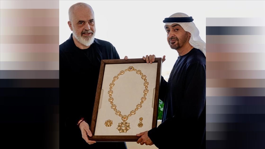 Rama nderohet me medaljen më të lartë gjatë vizitës në Emiratet e Bashkuara Arabe