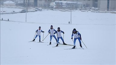 Muşlu kayakçılar dondurucu soğukta şampiyonalara hazırlanıyor