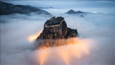 Kalaja Historike e Afyonkarahisarit ofron pamje unike pasi mbulohet nga mjegulla e mëngjesit