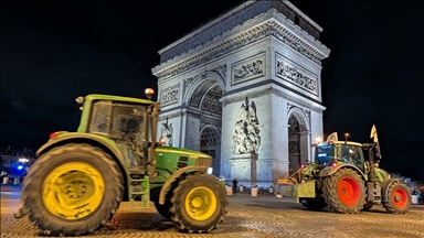 Fransa’da AB-MERCOSUR anlaşmasını protesto eden çiftçiler traktörleri ile Paris’e ulaştı