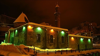 Bitlis'te tarihi yapılar beyaza büründü