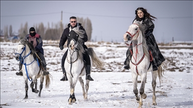 Erzurum'da kar ve buzda atlı safari keyfi